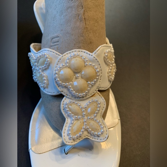 • Etienne Aigner Kyros thong sandals - Picture 2 of 7